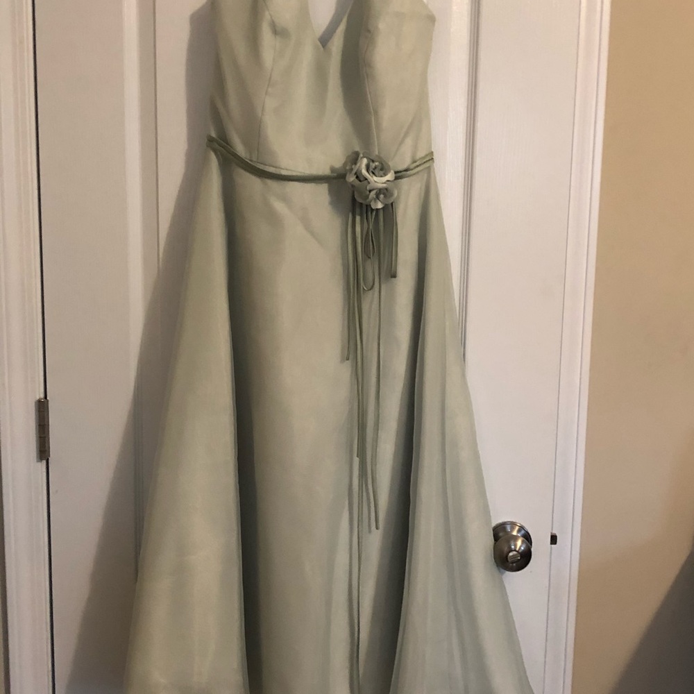 Beautiful Dress! - Picture 3 of 7